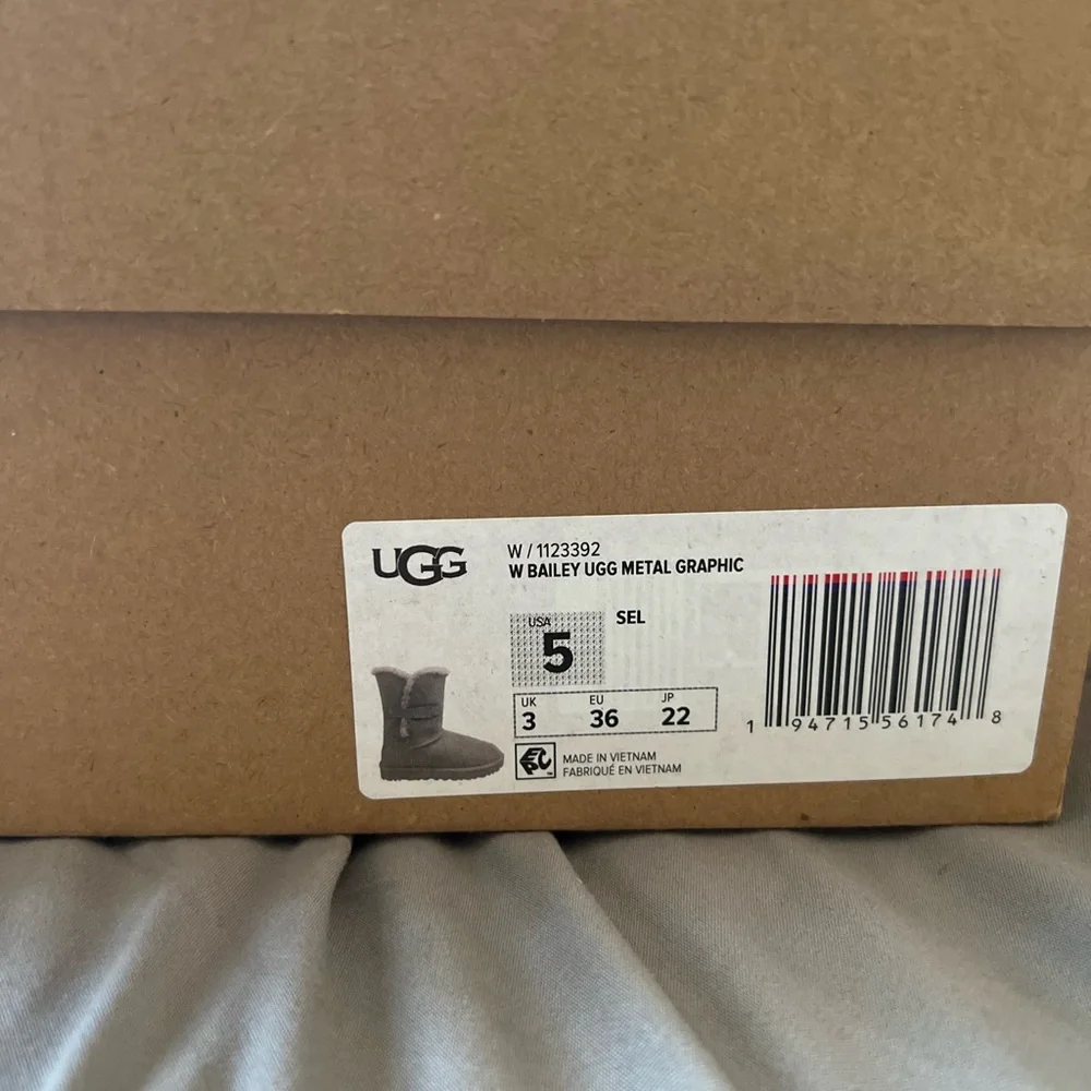 UGG Bailey Metal Graphic Leather - Picture 5 of 11